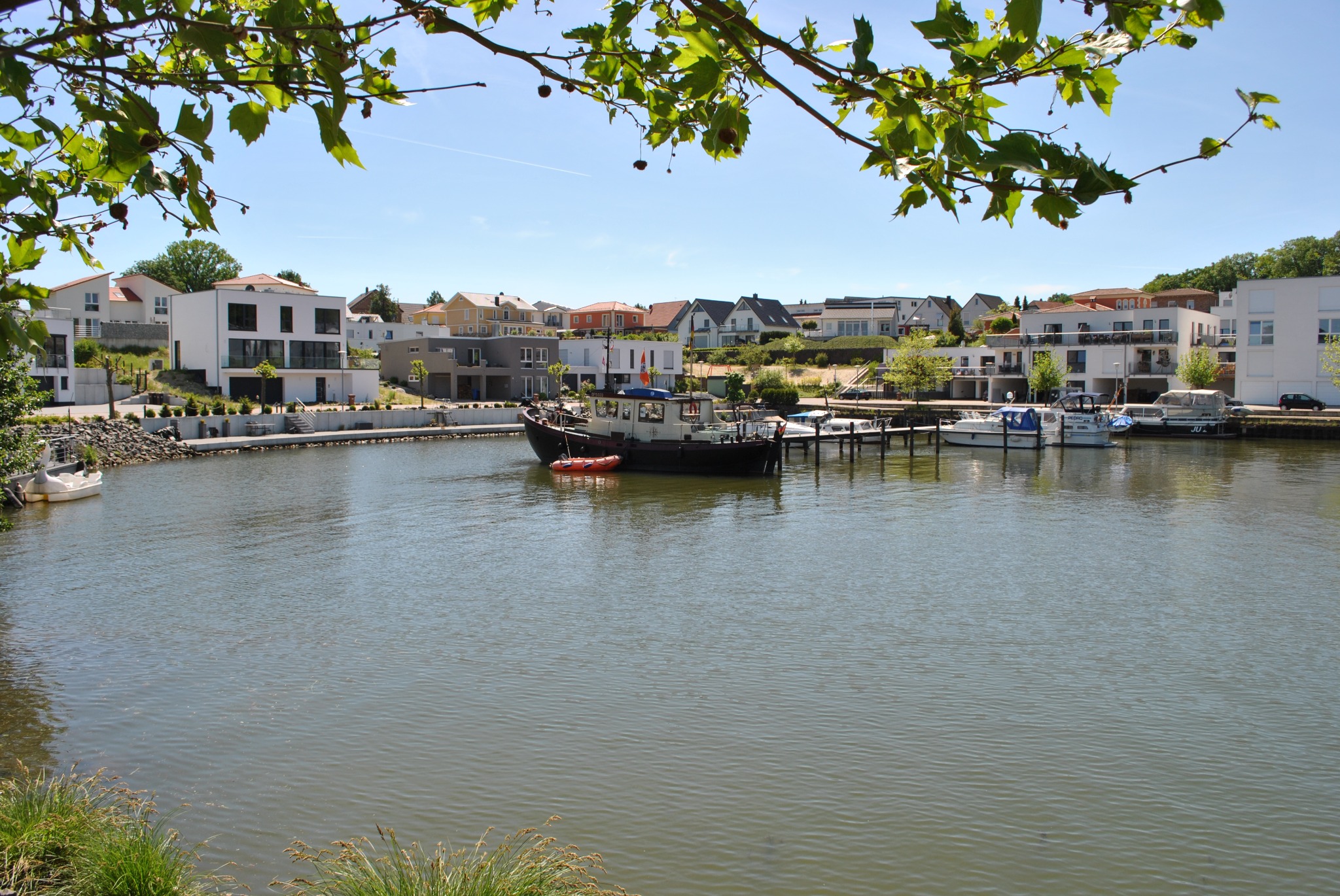 Blick auf die Marina Abbesbüttel mit Wohngebäuden am Wasser