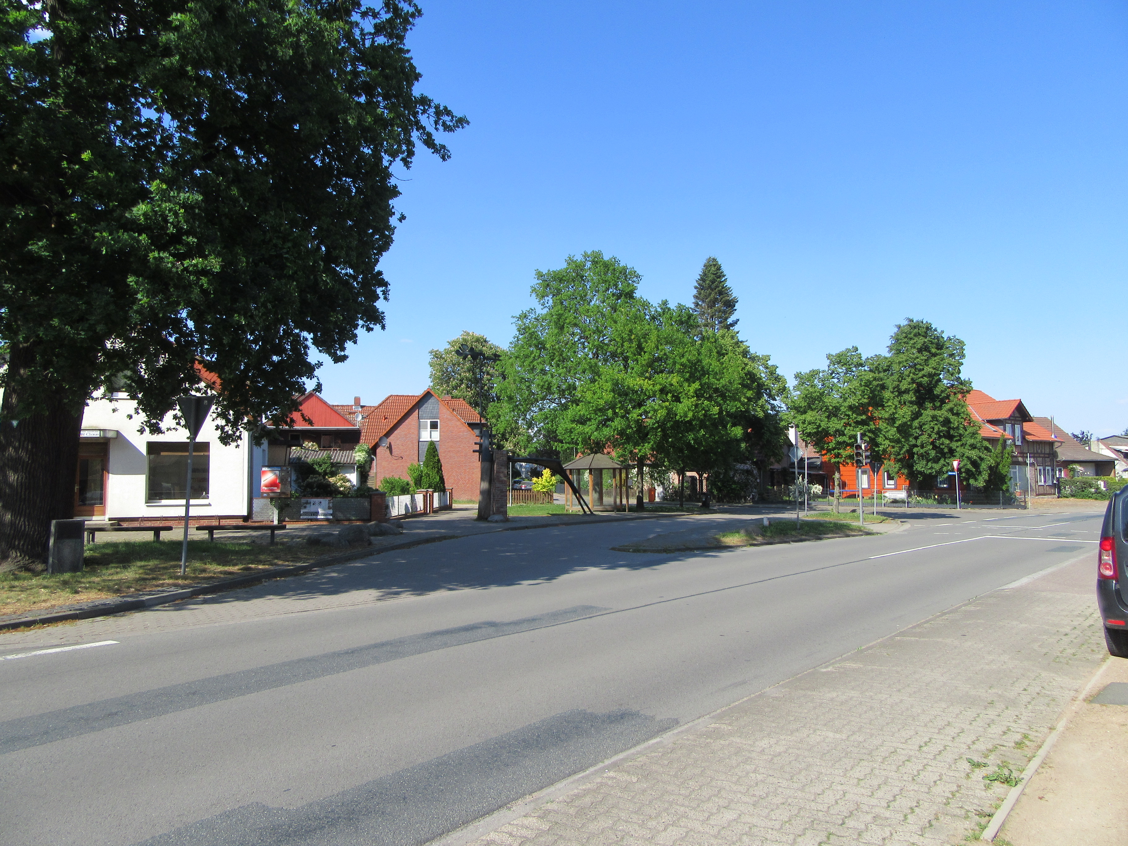 Blick auf den Dorfplatz im Ortsteil Wedelheine