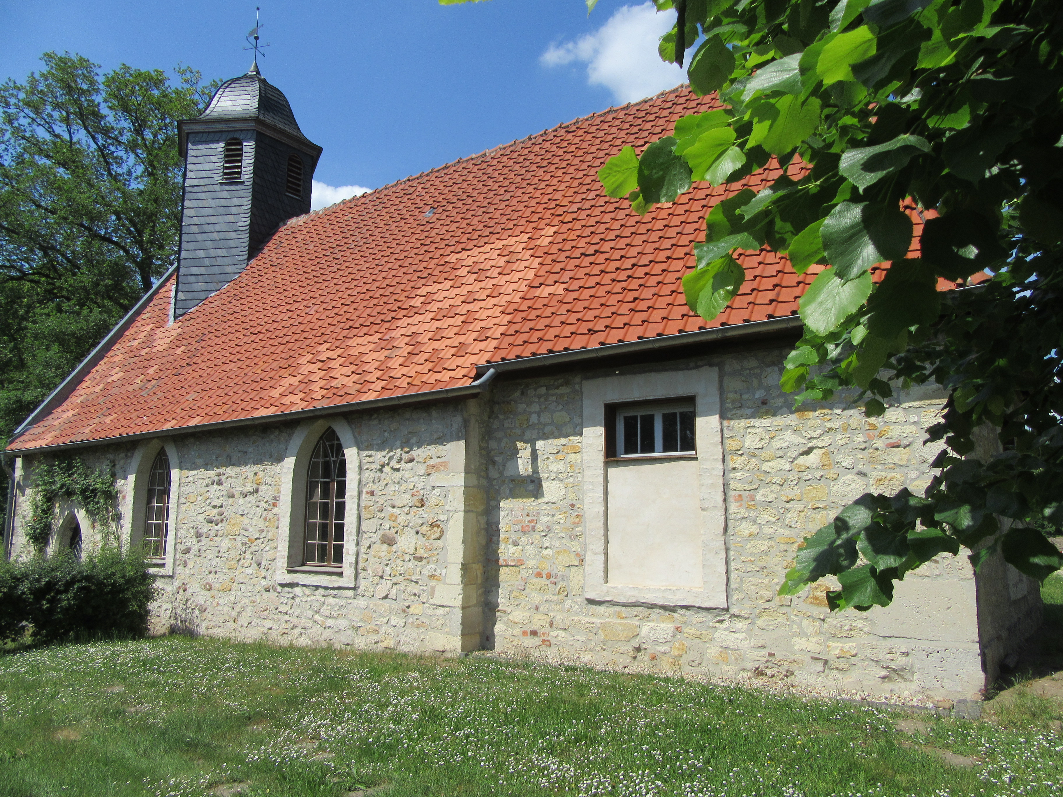 Blick auf die alte Kapelle im Ortsteil Wedesbüttel